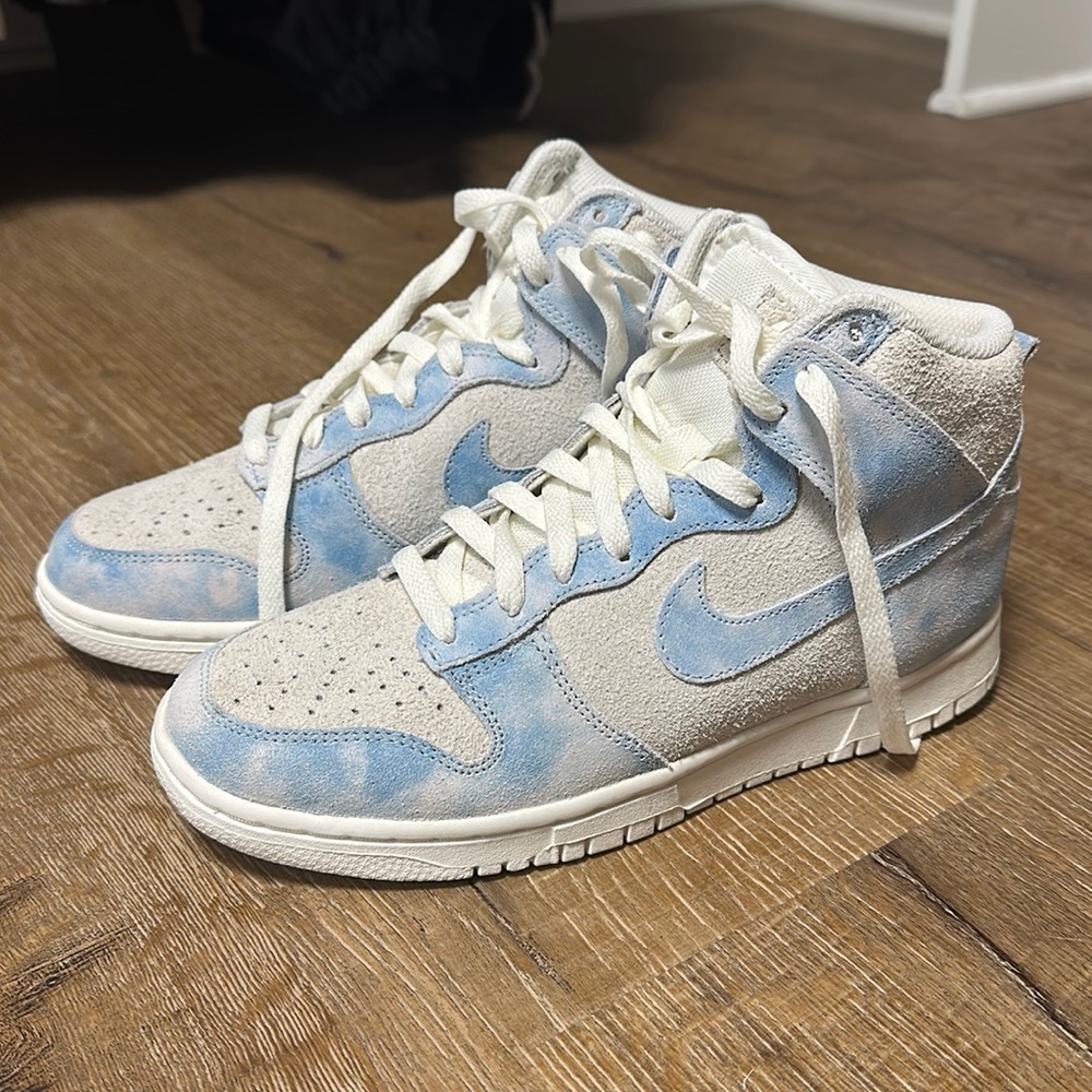 NEW WOMENS Nike Dunk High SIZE 8